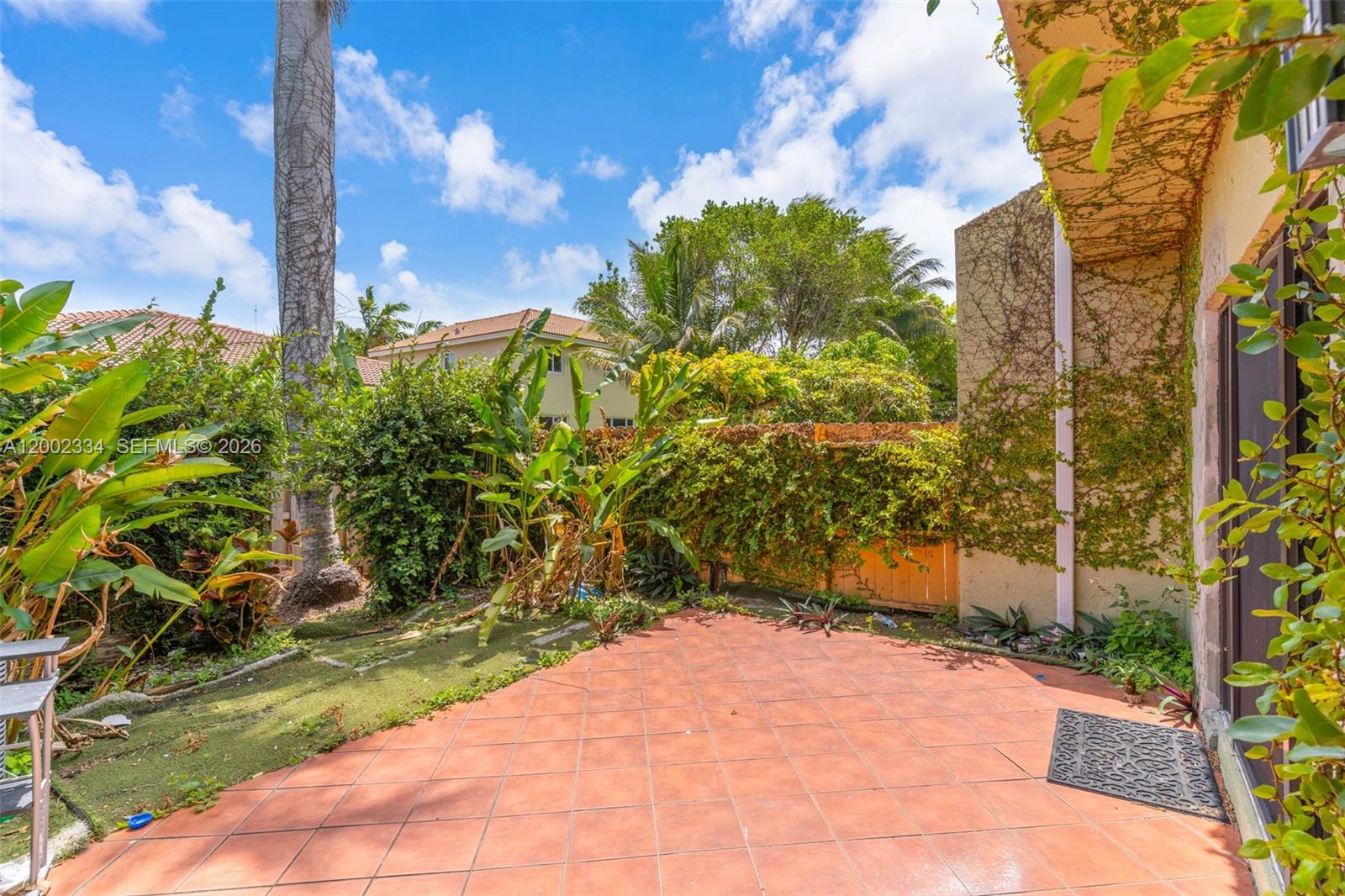 COUNTRY CLUB VILLAS TH CO - Residential