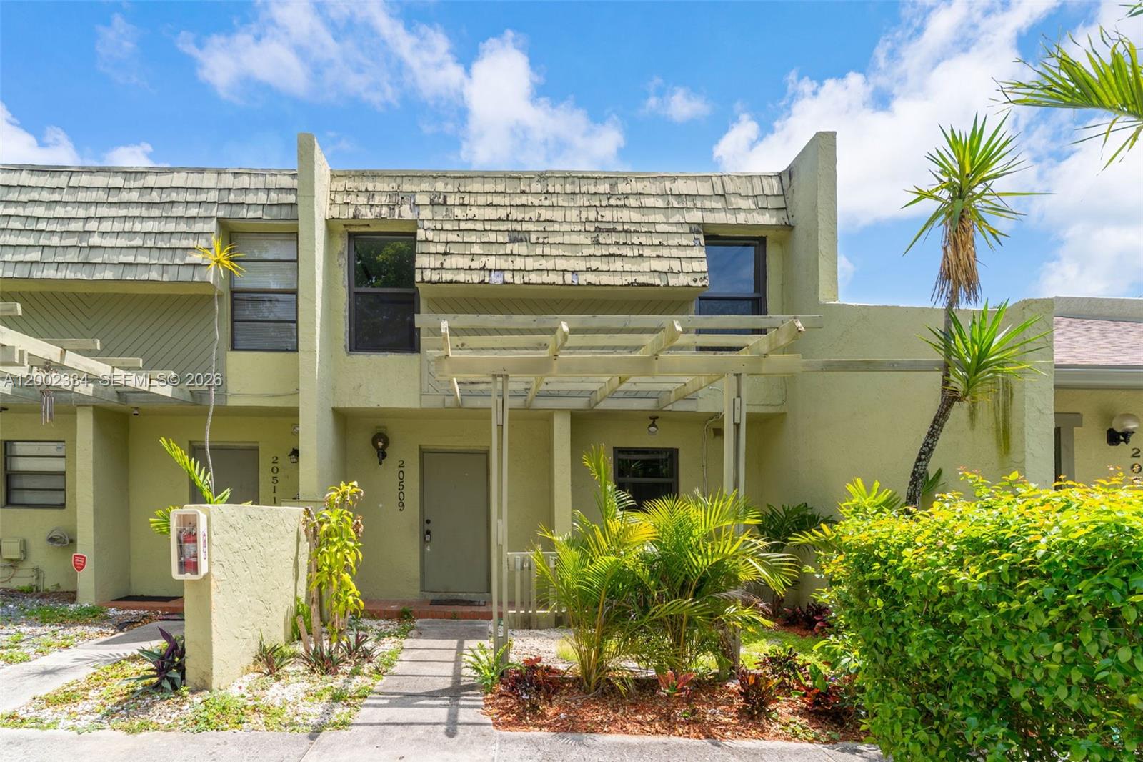 COUNTRY CLUB VILLAS TH CO - Residential