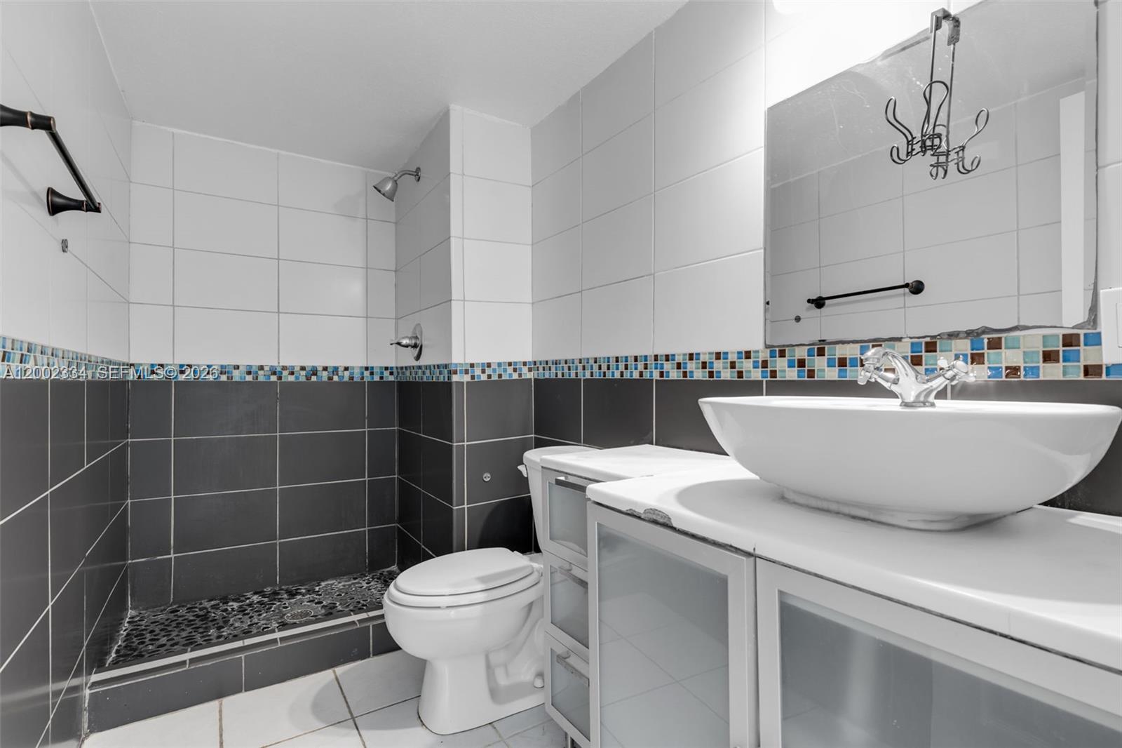 COUNTRY CLUB VILLAS TH CO - Residential