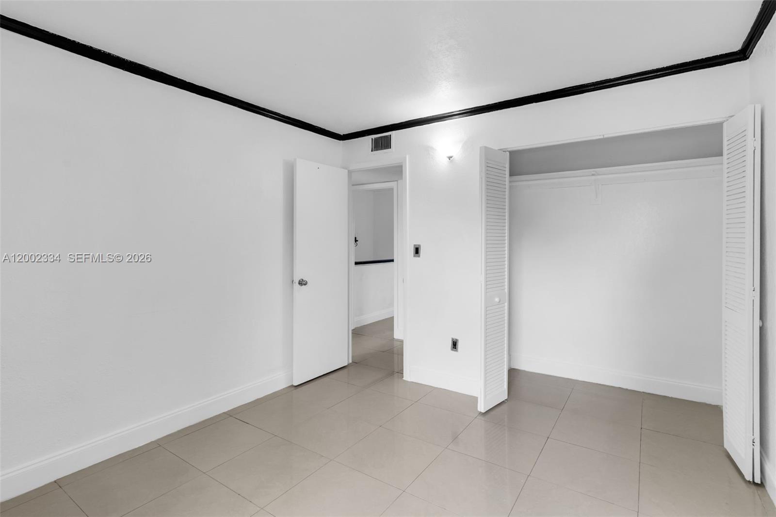 COUNTRY CLUB VILLAS TH CO - Residential