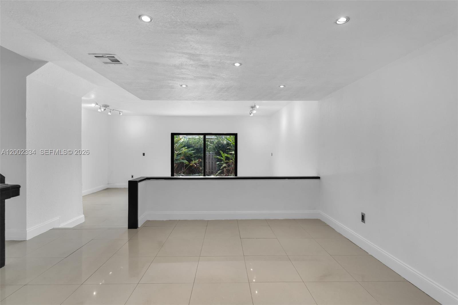 COUNTRY CLUB VILLAS TH CO - Residential