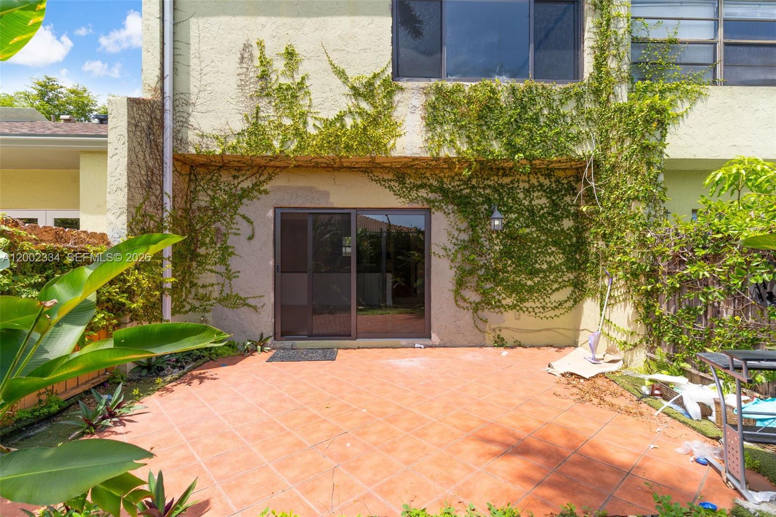 COUNTRY CLUB VILLAS TH CO - Residential