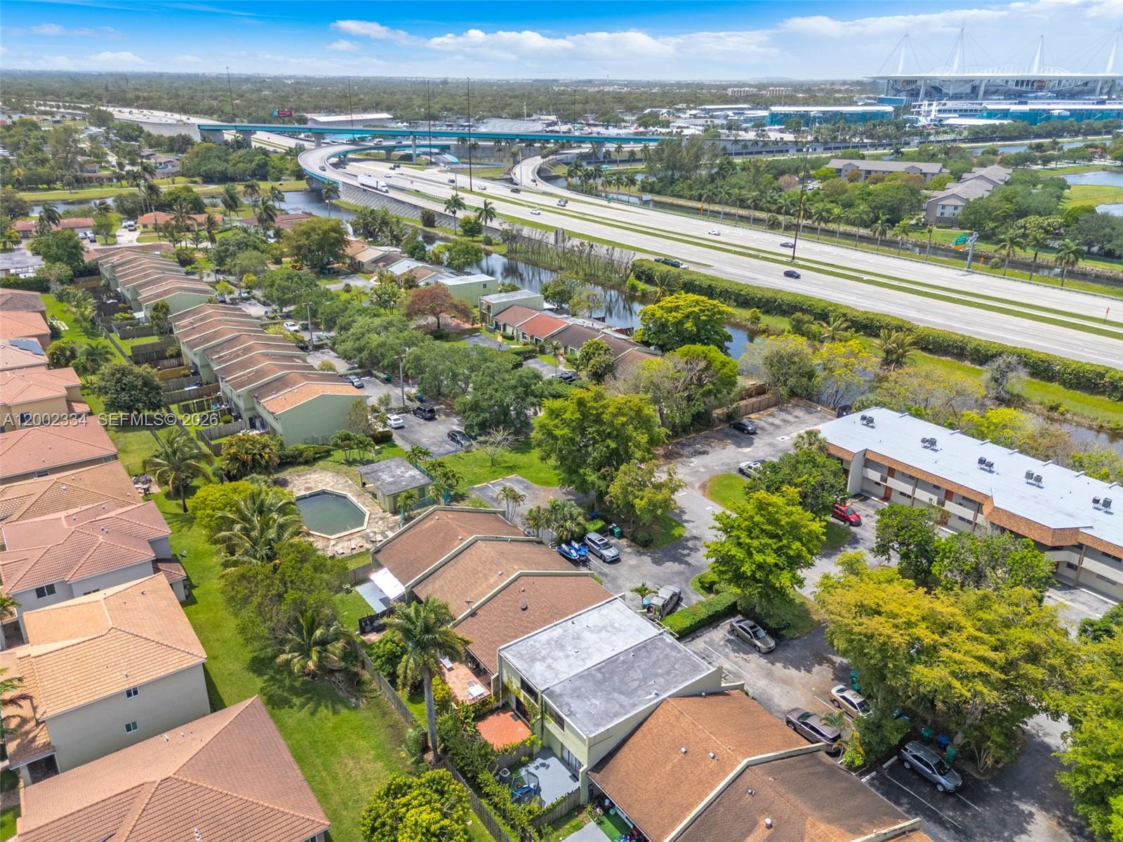 COUNTRY CLUB VILLAS TH CO - Residential