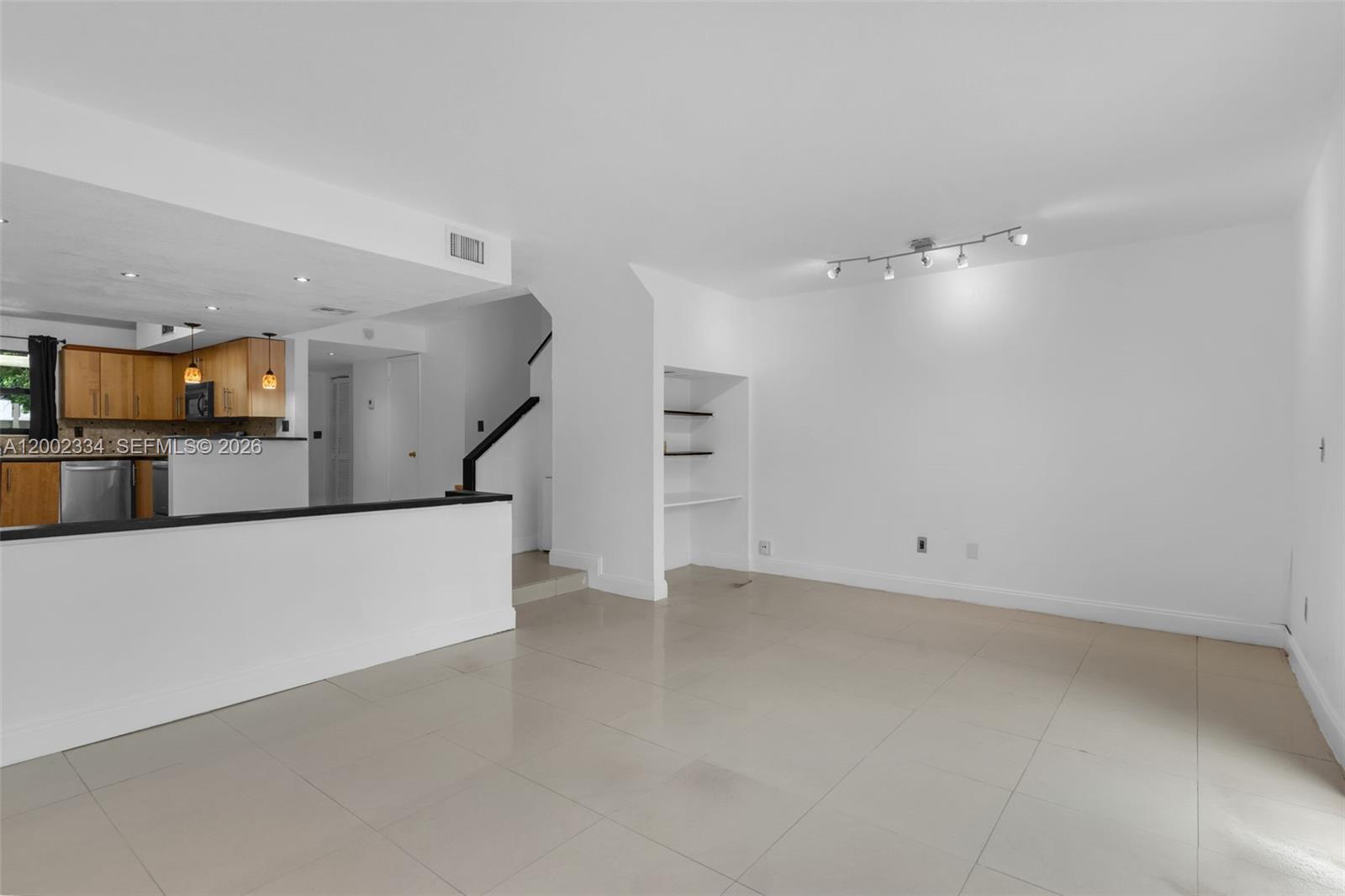 COUNTRY CLUB VILLAS TH CO - Residential