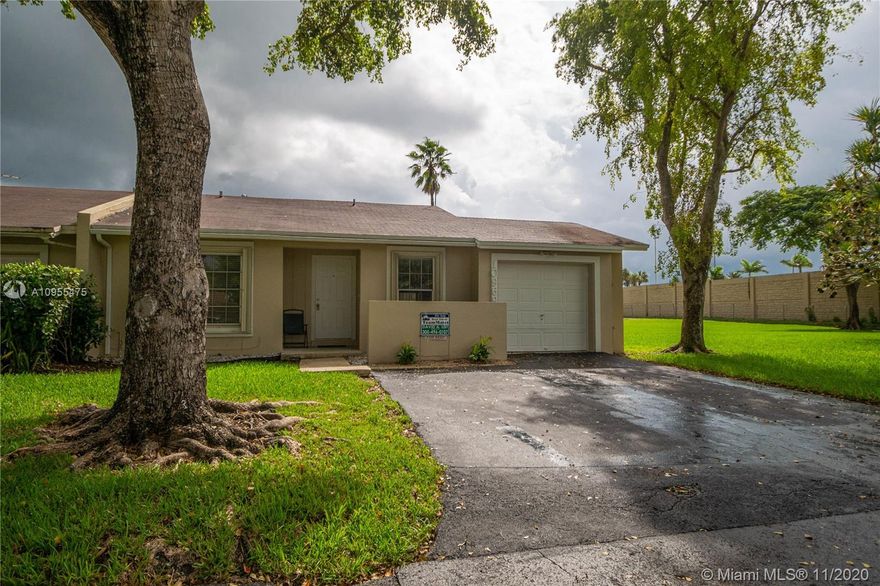 Rare opportunity to Rent 1 Story Townhome with 1 car garage in Popular Woodstock Community! Beautifully redone! Screened Patio adds to Living space! Corner Location is a Privacy Plus! Mucho Green Areas lend toward Single Family Lifestyle! Walk to Family Park! Easy to show! NO Pets!