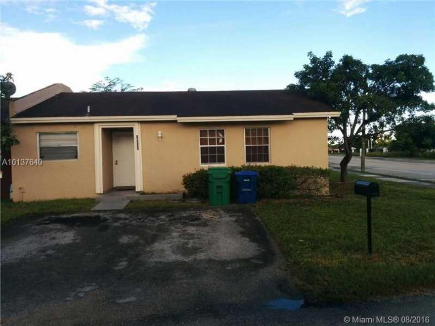 ATENTION INVESTORS :Fee Simple Townhouse in Leslie Estates. Corner Unit with private backyard. Spacious 3/2 unit, perfect for a first time buyer or investor for rental.  PROPERTY IS  RENTED  FOR $1300  DO NOT DISTURB THE  TENANT PLEASE  THIS  IS  ONE OF  SIX PROPERTIES AVAILABLE AS A PACKAGE. Upgraded. Cash only, no contingent to inspection or appraisal.