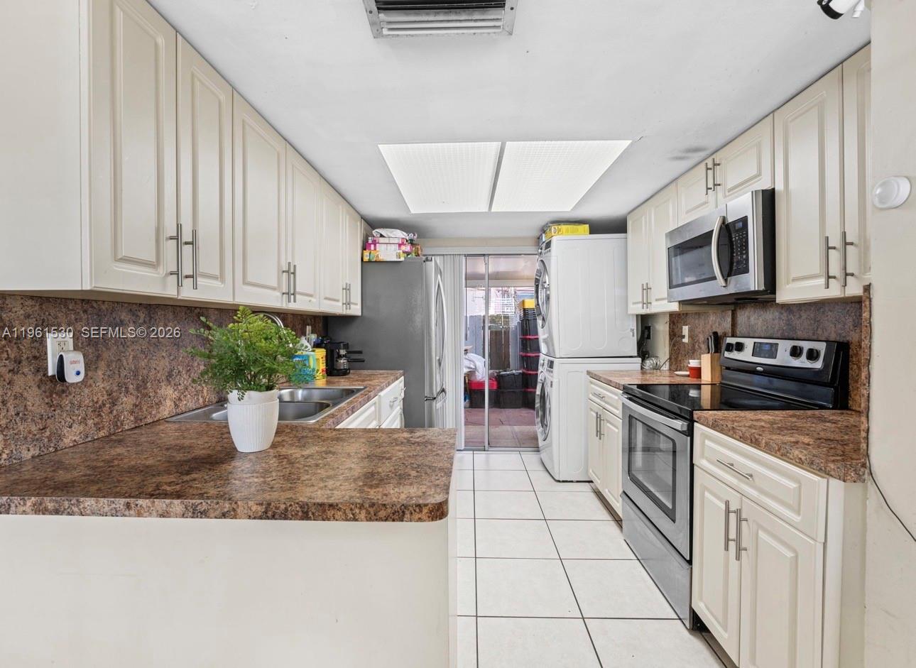 ROBEL CONDO - Residential