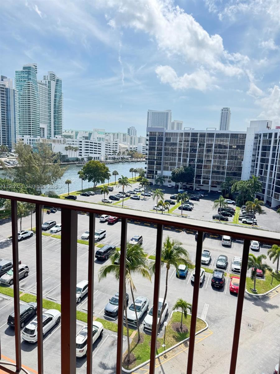 800 Parkview Dr 912