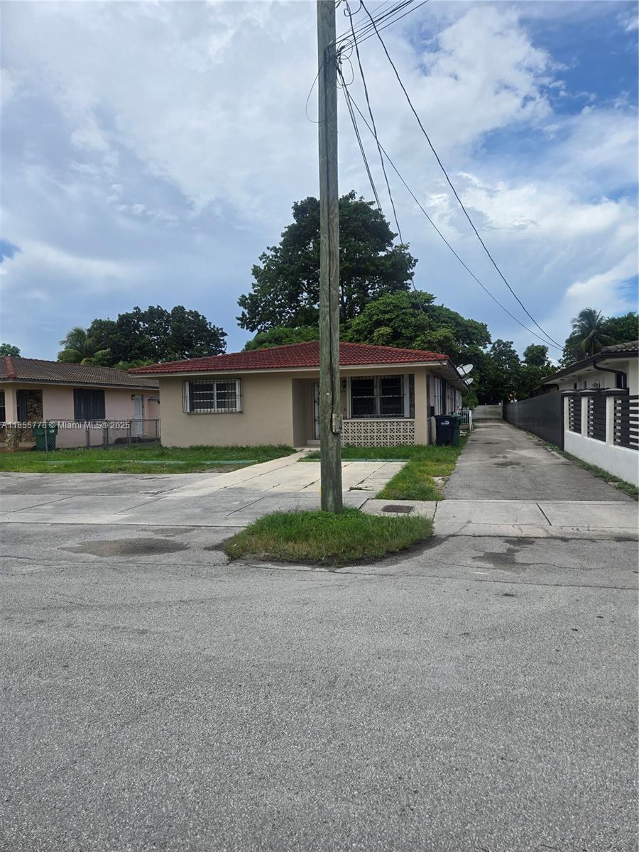 Spacious 2-bedroom apartment in a triplex in Westchester. It has its laundry with a washer and dryer. Close to everything, walk to Fresco Y Mas and Walmart. 2 parking spaces, Section 8 OK. NO PETS