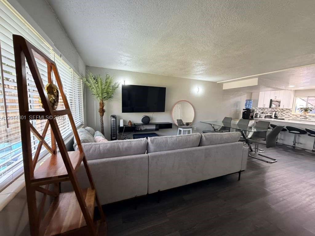 THE LOFTS TOWN VILLAS CON - Residential