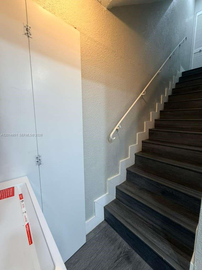 THE LOFTS TOWN VILLAS CON - Residential