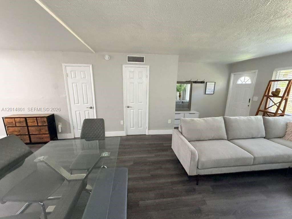 THE LOFTS TOWN VILLAS CON - Residential