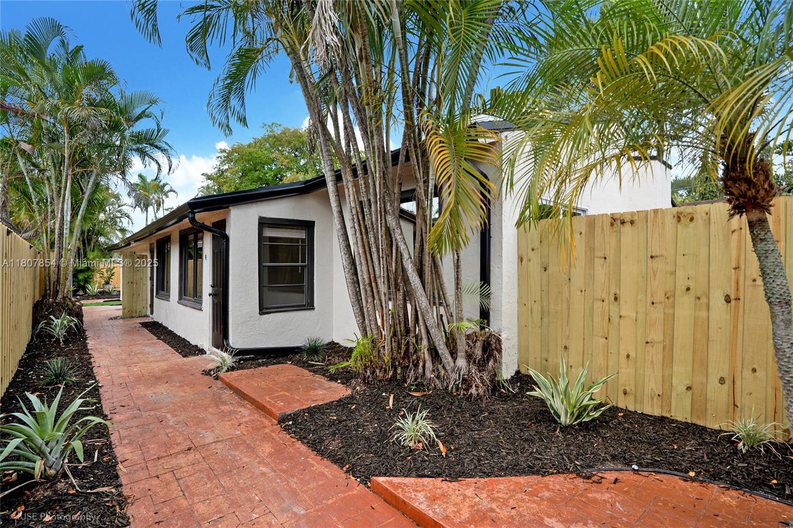 907 Sw 15th Ter, Fort Lauderdale, Broward County, Florida - 2 Bedrooms  
1 Bathrooms - 