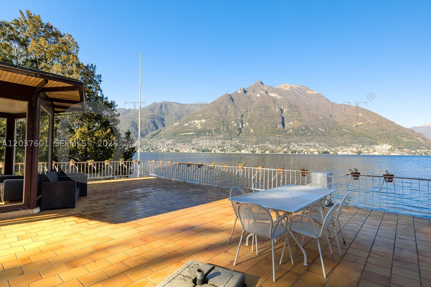 lago di Como lake front