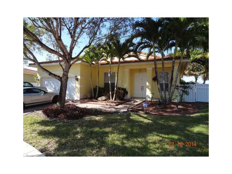 Beatiful House front the lake with pool. Georgeos one history home. Near to "A" rated schools, close to shopping, turnpike and interstate. New A/C, carpet and fresh painted.