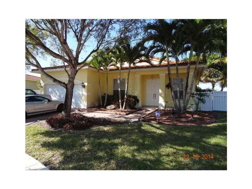 Beatiful House front the lake with pool. Georgeos one history home. Near to "A" rated schools, close to shopping, turnpike and interstate. New A/C, carpet and fresh painted.