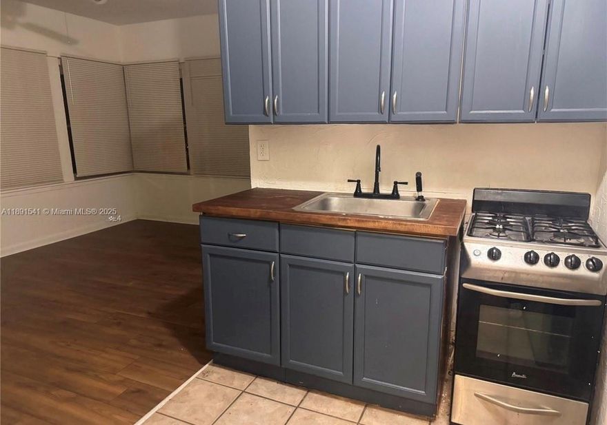 Very nice unit one bedroom and one bath in SOE PHOENIX CONDO, Close distance to the beach and Lincoln Road.
Welcome to visit today!