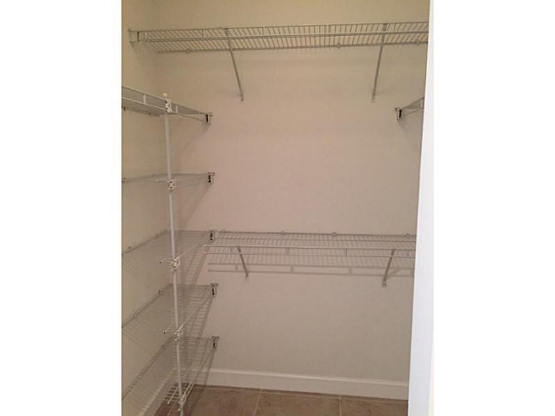 beautiful 2/2 unit available with Stainless Steel appliances and washer and dryer in unit. Management and maintenance on site! Lowest maintenance fee in Brickell, Building has pool, gym, and activity room, assigned storage under a/c on the same floor as unit. Private parking! ***BUILDING FUNNIE MAE APPROVED***