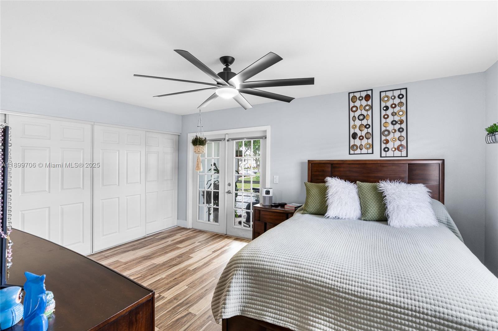 KINGS POINT SAXONY CONDOS - Residential