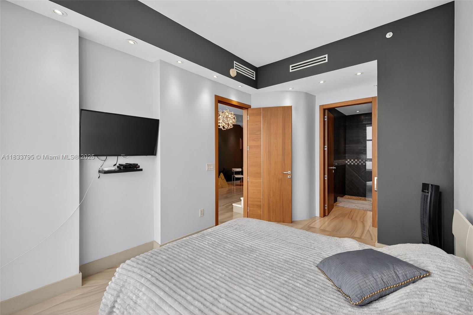 TRUMP ROYALE CONDO - Residential