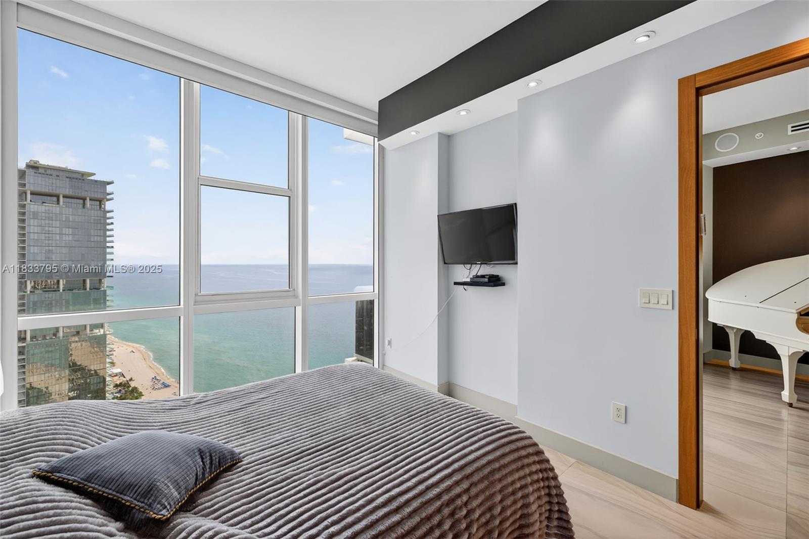 TRUMP ROYALE CONDO - Residential