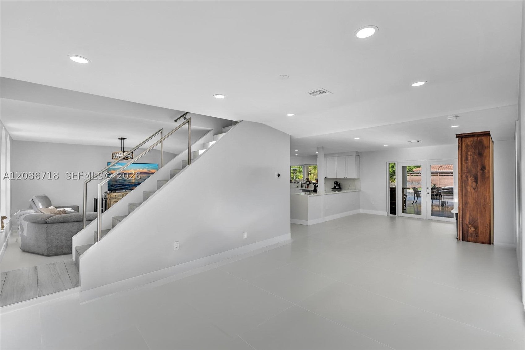 5301 SW 190th Ave, Southwest Ranches, FL, 33332/$2,699,997 2 5301 SW 190th Ave