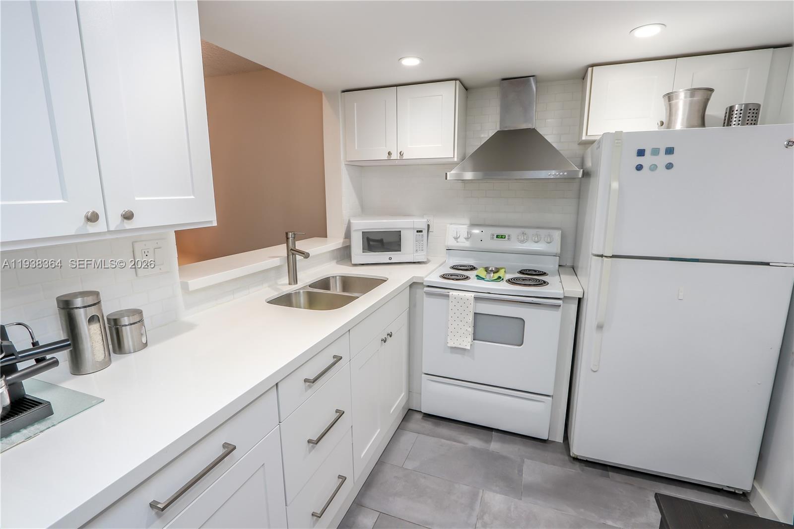 LIME BAY CONDOMINIUM 6 - Residential