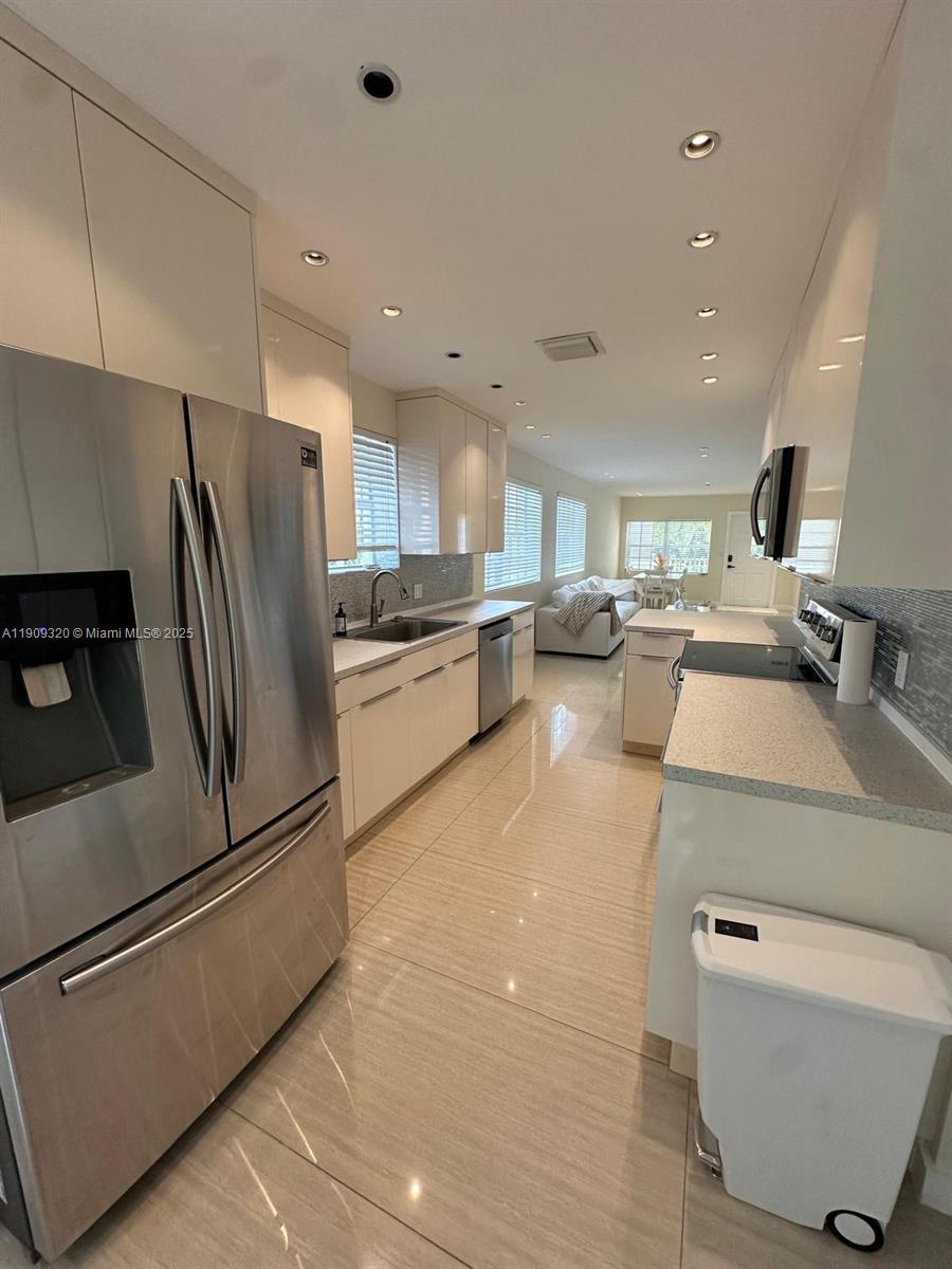 ALTOS DEL MAR NO 6 - Residential Lease