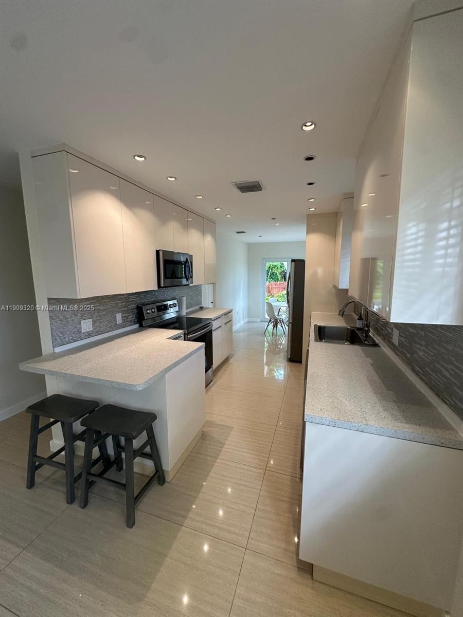 ALTOS DEL MAR NO 6 - Residential Lease