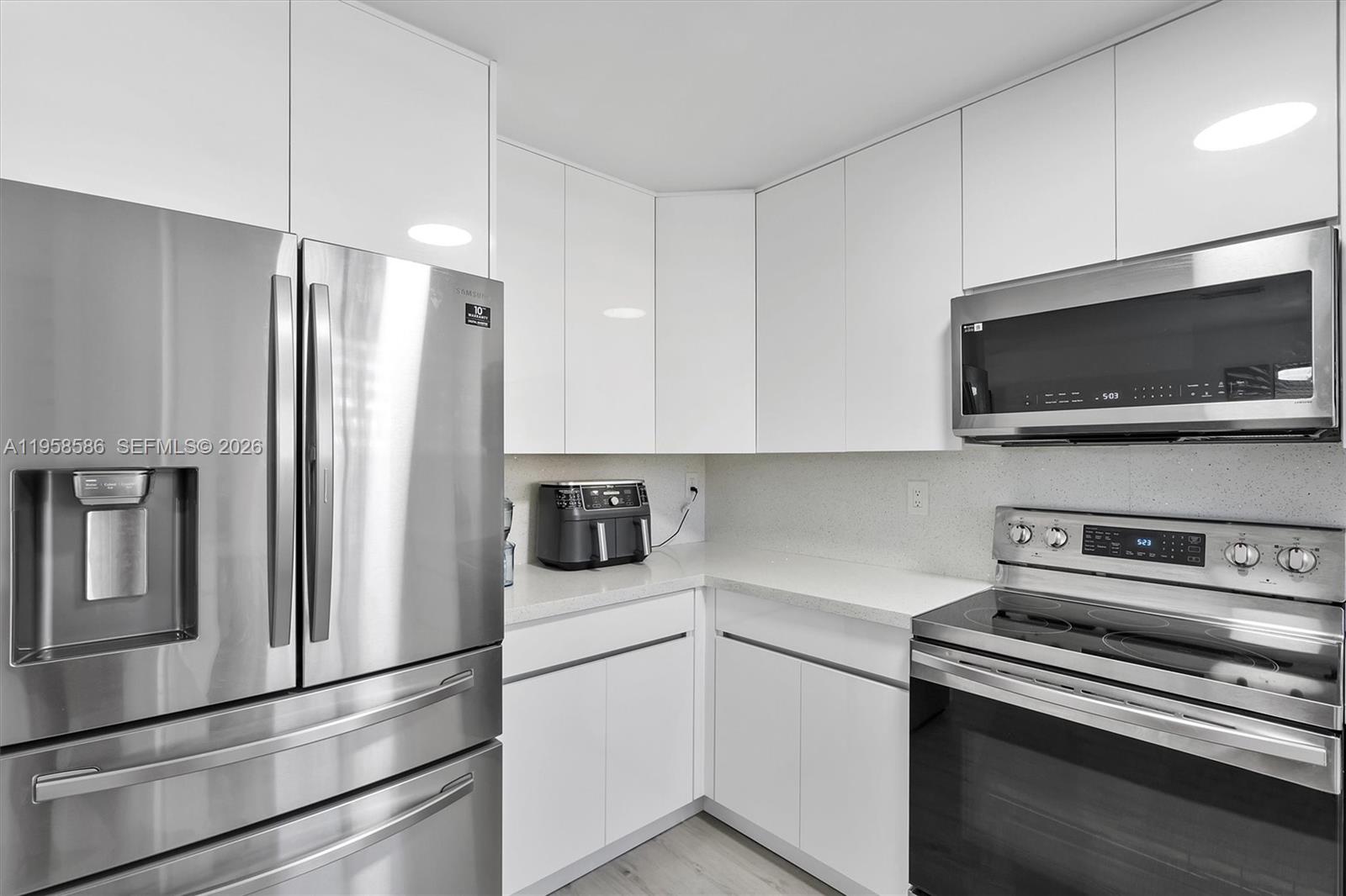 VILLAS AT BRISTOL PARK CO - Residential Lease