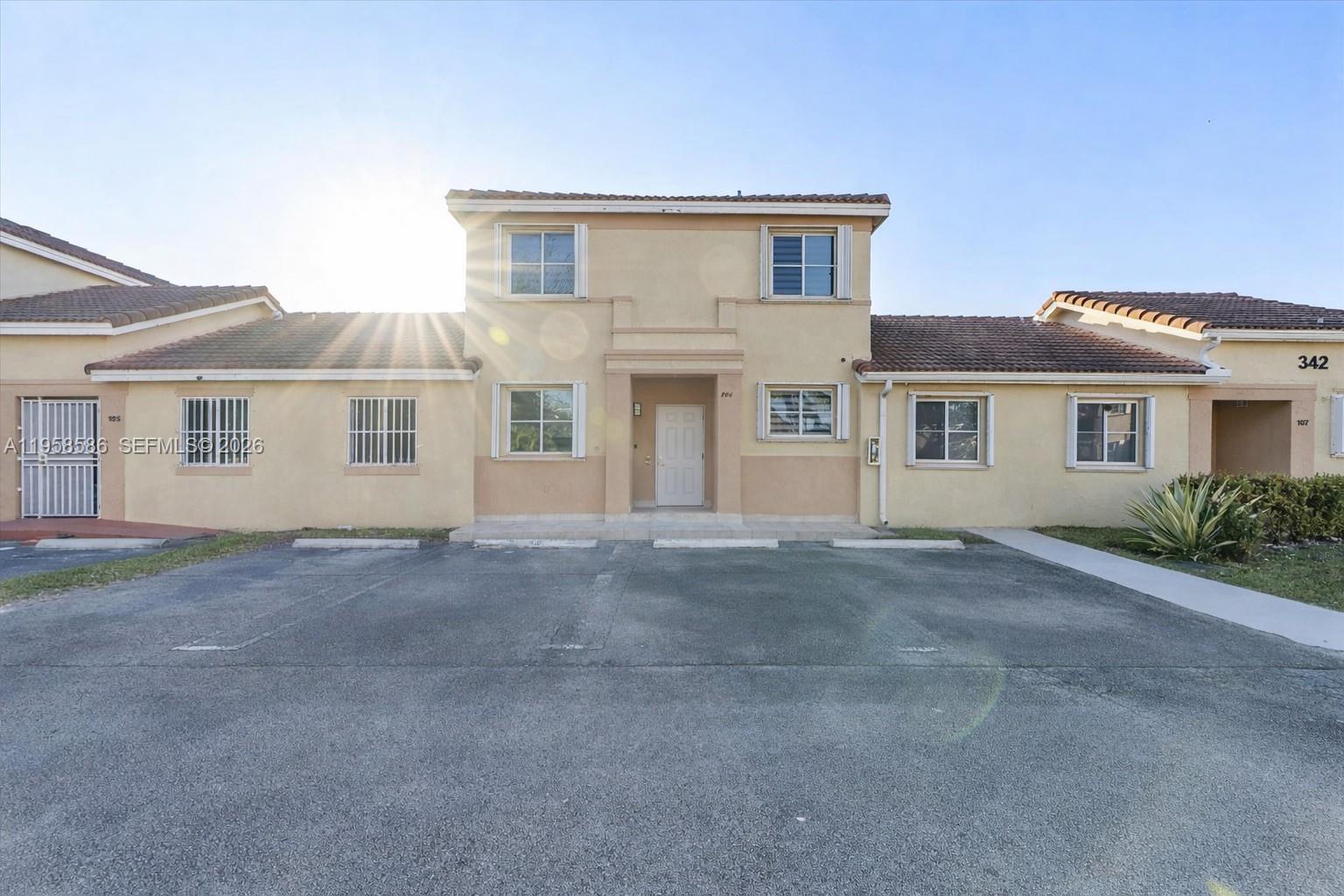 VILLAS AT BRISTOL PARK CO - Residential Lease