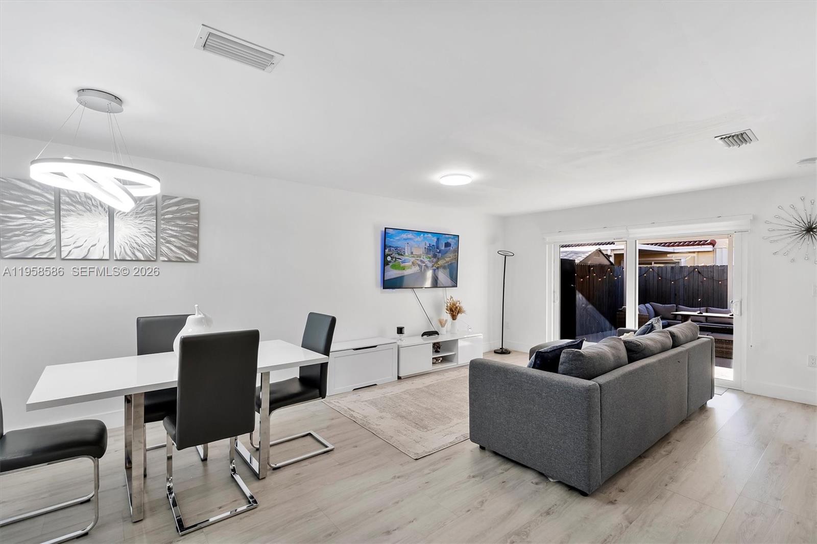 VILLAS AT BRISTOL PARK CO - Residential Lease