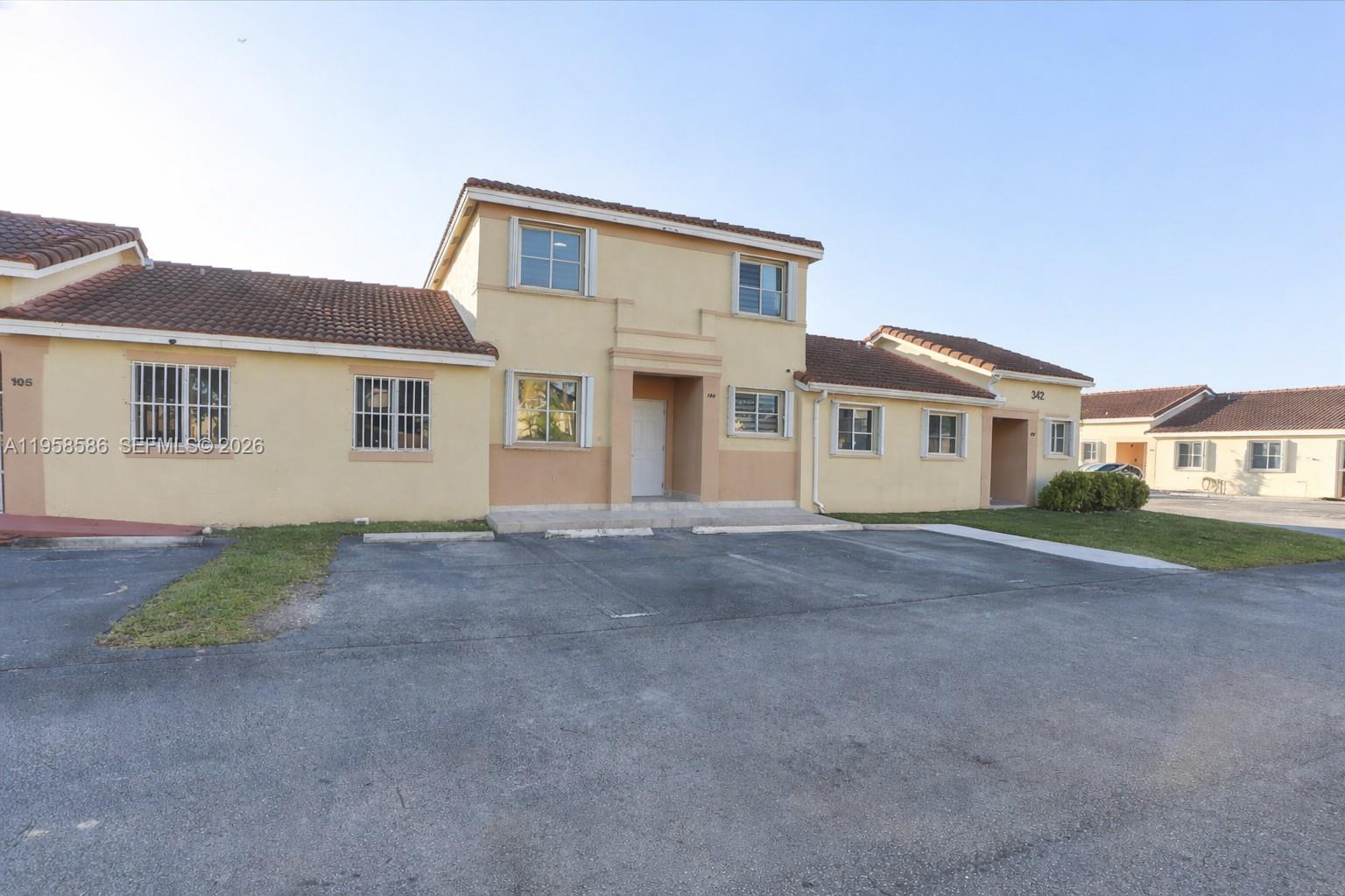 VILLAS AT BRISTOL PARK CO - Residential Lease