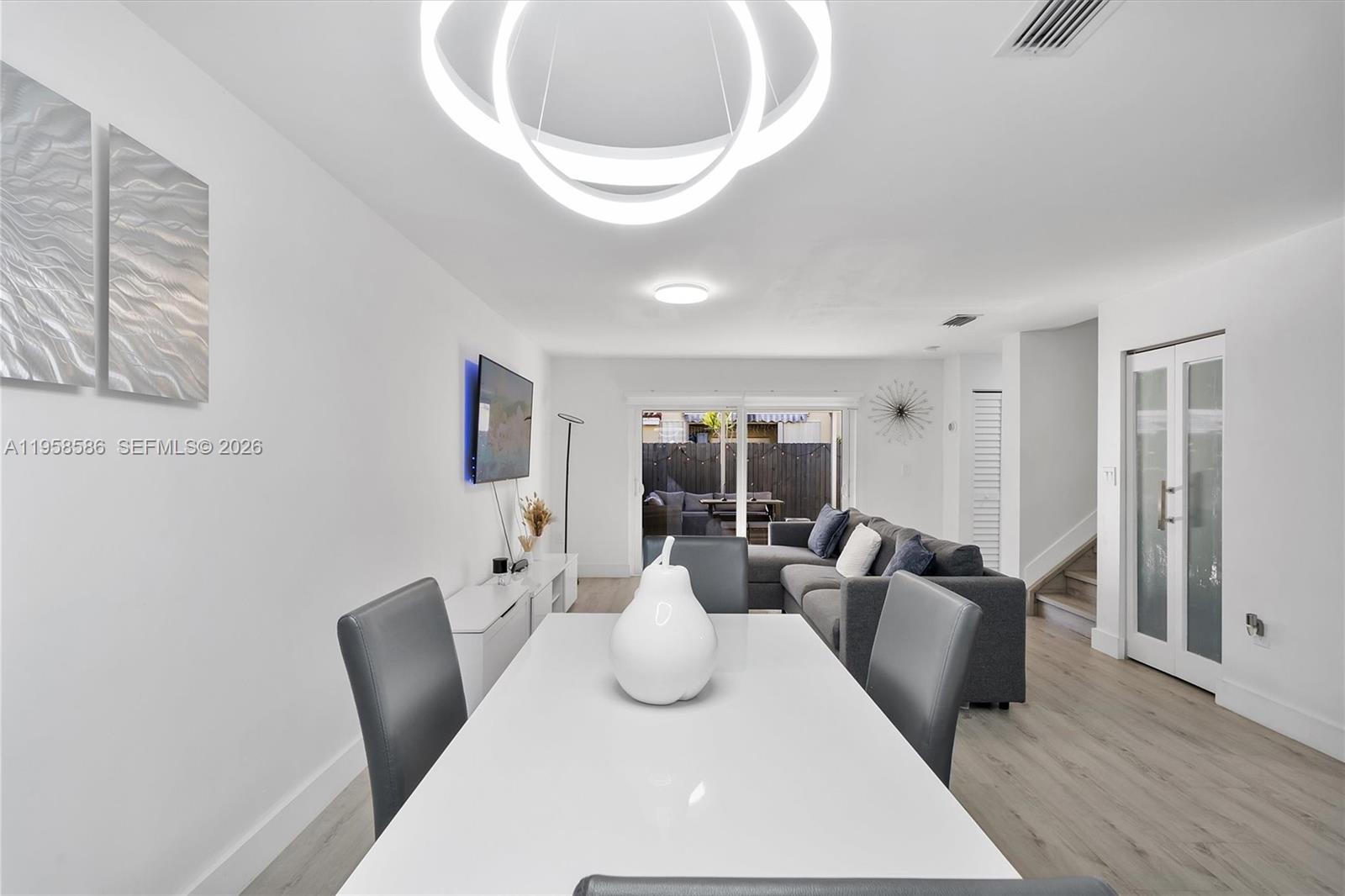 VILLAS AT BRISTOL PARK CO - Residential Lease