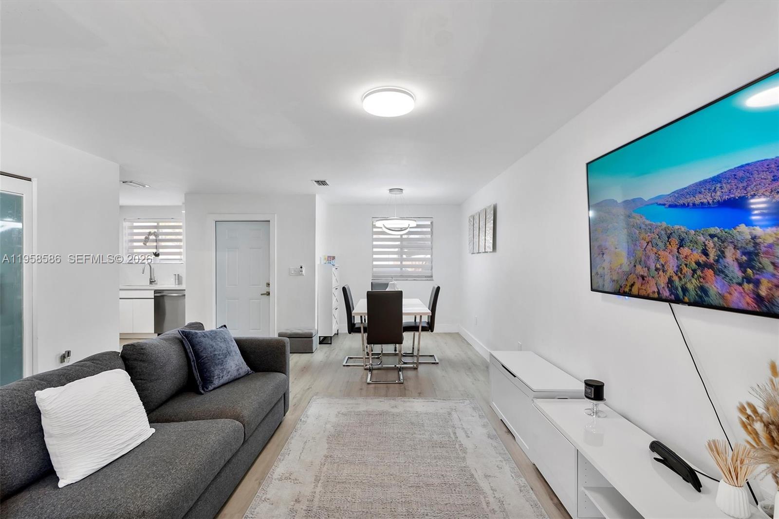 VILLAS AT BRISTOL PARK CO - Residential Lease