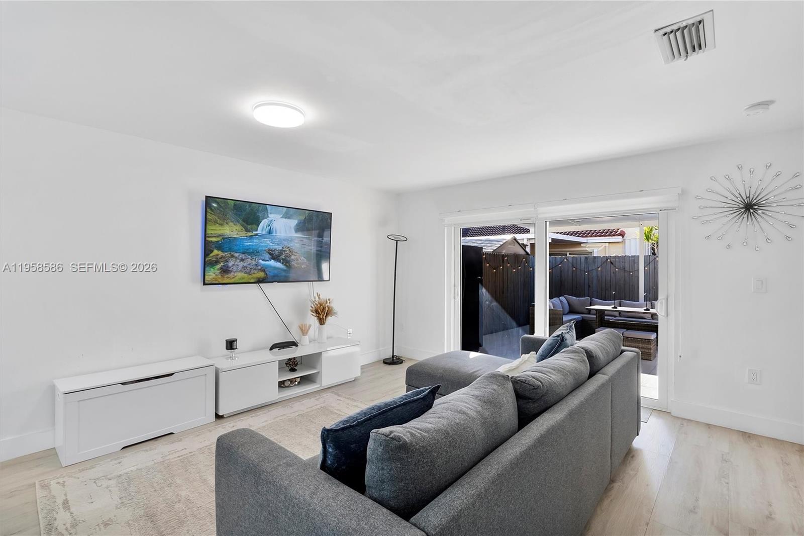 VILLAS AT BRISTOL PARK CO - Residential Lease