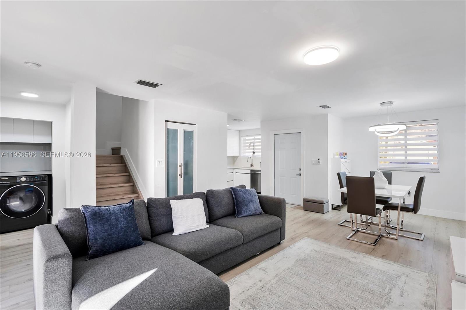 VILLAS AT BRISTOL PARK CO - Residential Lease