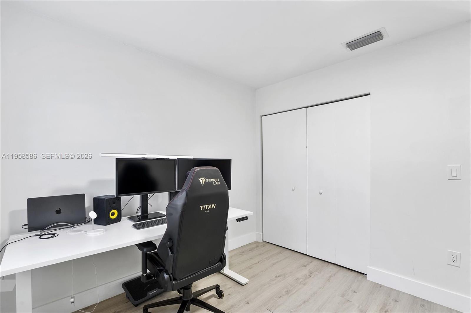 VILLAS AT BRISTOL PARK CO - Residential Lease