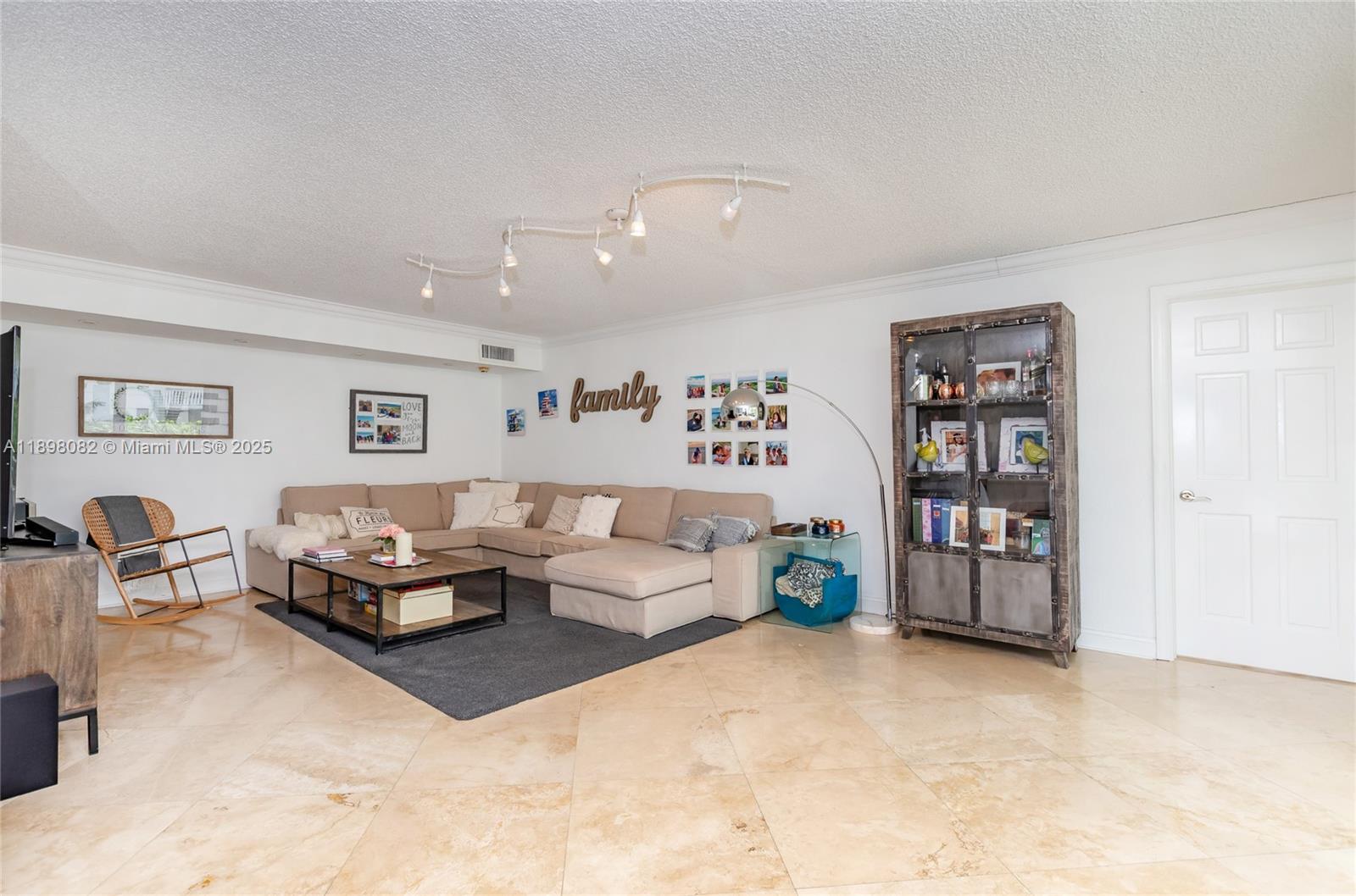 COMMODORE CLUB SOUTH COND - Residential Lease