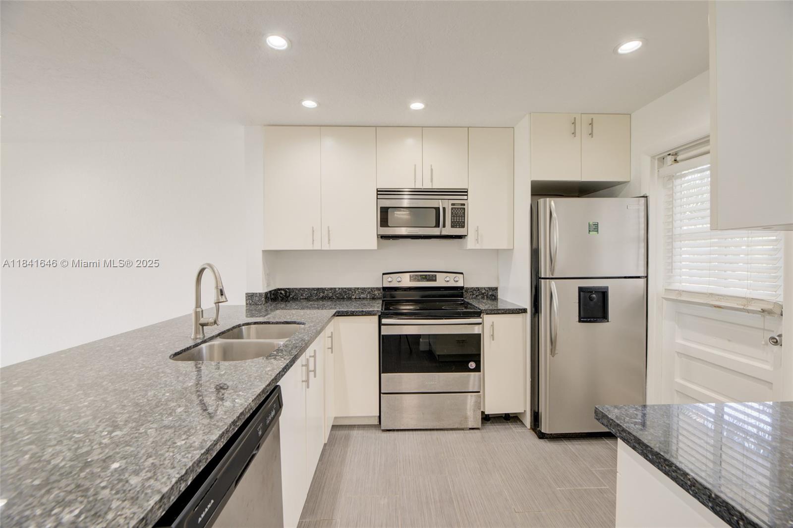 Spacious and beautifully updated 1-bedroom condo for rent in the heart of Davie, just minutes from Nova Southeastern University, I-595, Fort Lauderdale Airport, and great restaurants. This bright unit features a remodeled bathroom, a gorgeous kitchen with granite countertops, and stunning golf course views. Enjoy the convenience of 2 assigned parking spaces and resort-style amenities including a pool, hot tub, BBQ area, tennis courts, and a clubhouse. The building was recently renovated, offering a fresh and modern atmosphere in one of the best locations in Davie.