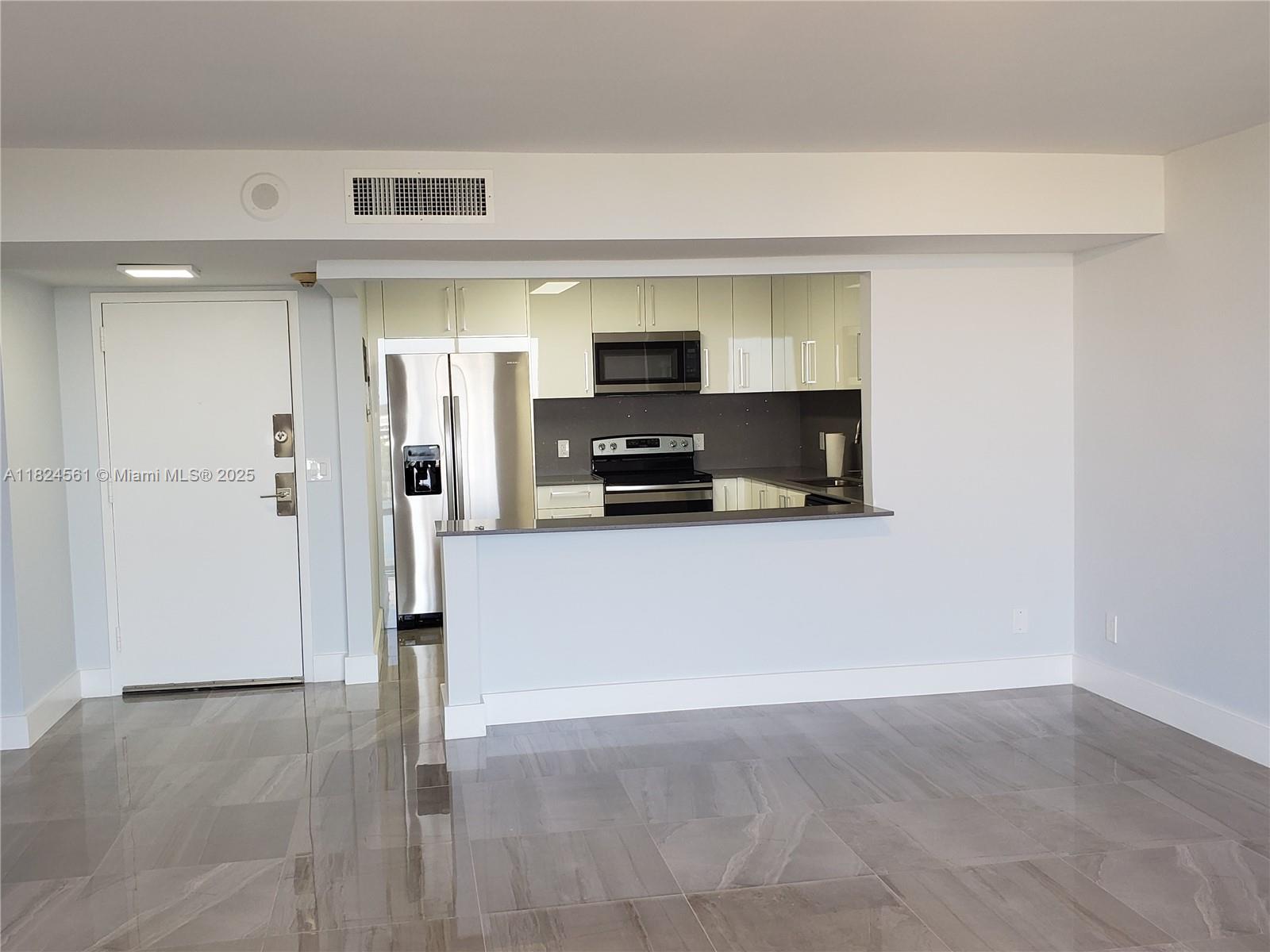 13499 Biscayne Blvd 1105, North Miami, FL, 33181/$285,000 4 13499 Biscayne Blvd 1105