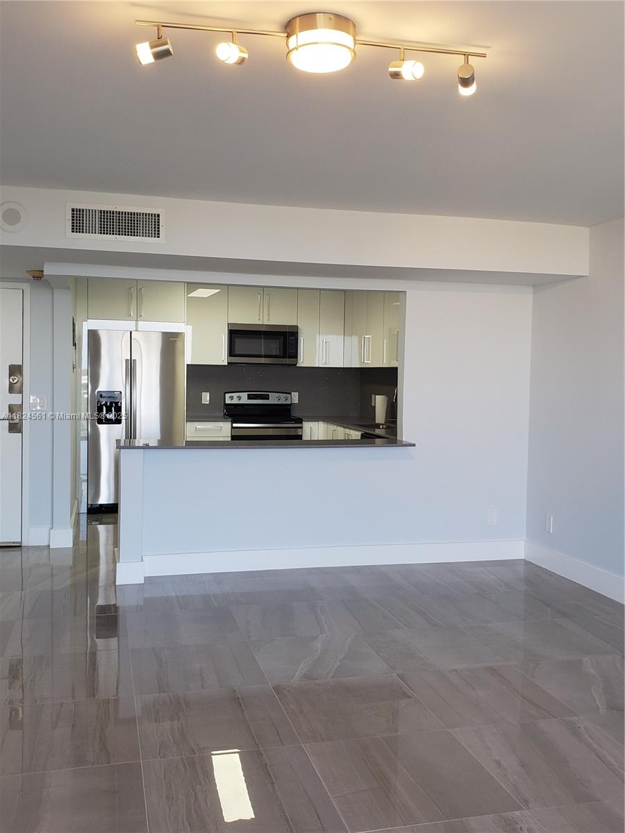 13499 Biscayne Blvd 1105, North Miami, FL, 33181/$285,000 3 13499 Biscayne Blvd 1105