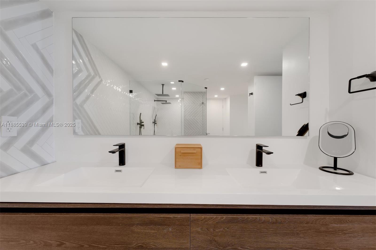 THE TOWERS OF QUAYSIDE CO - Residential