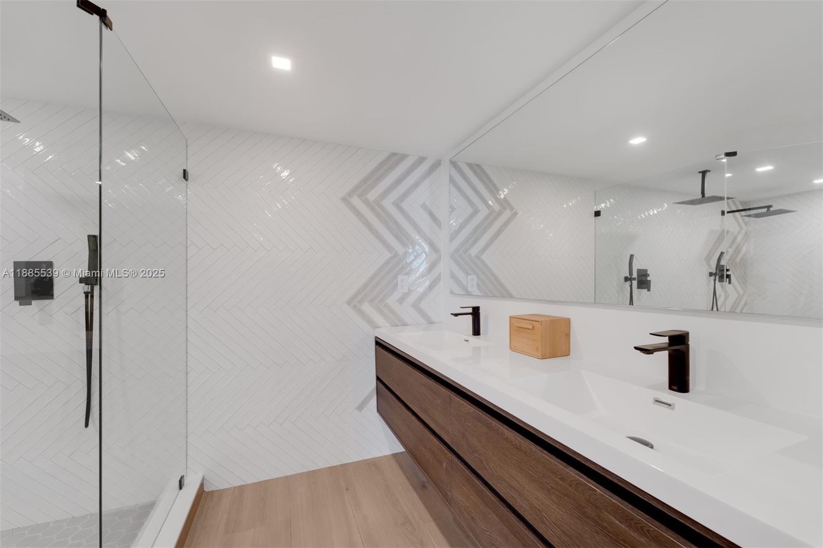 THE TOWERS OF QUAYSIDE CO - Residential