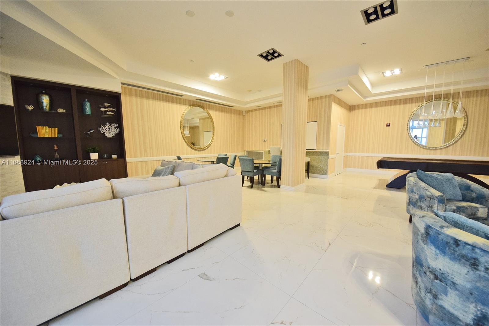 THE COLLINS CONDO - Residential