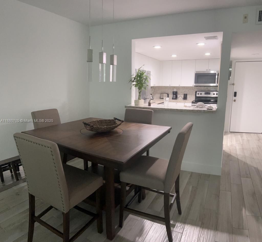 BUILDING THREE OF RACQUET - Residential Lease