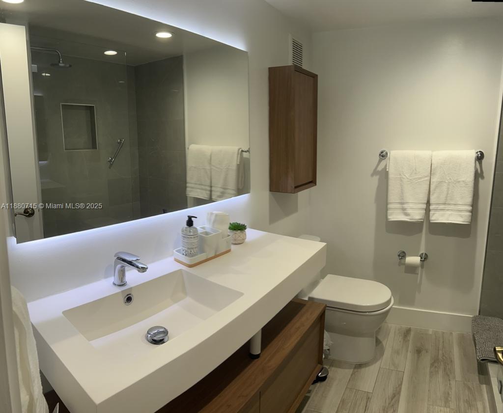 BUILDING THREE OF RACQUET - Residential Lease