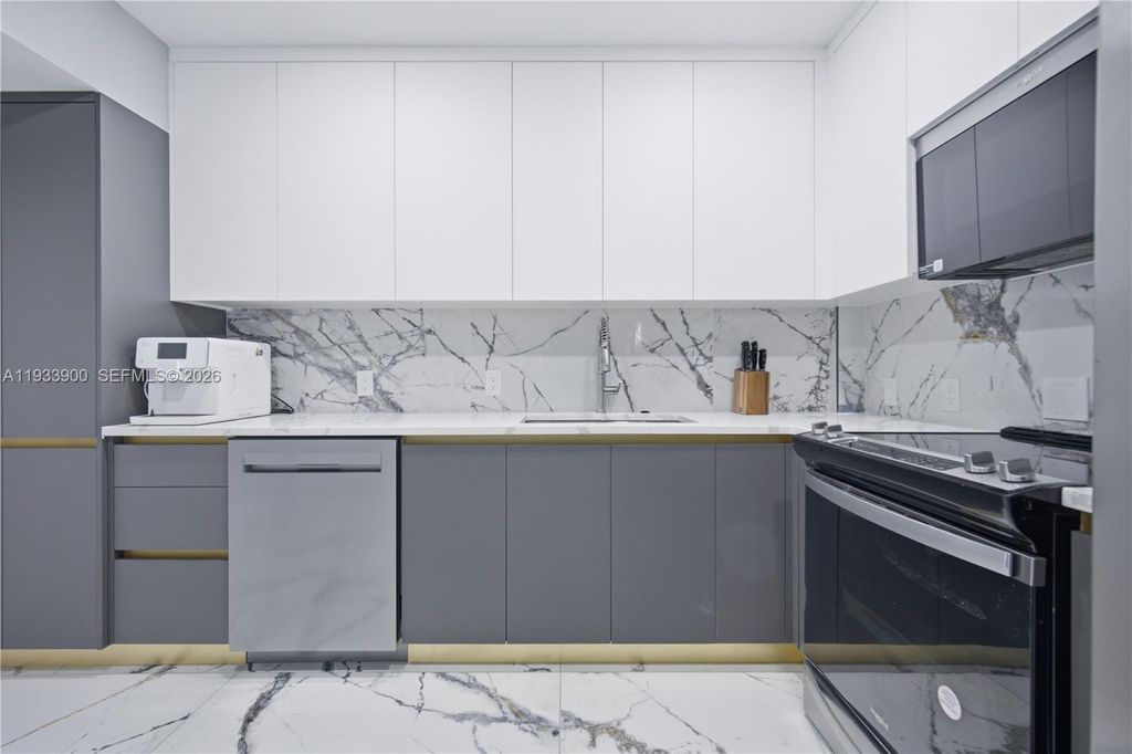 Photo of 4200 Hillcrest Dr #802, Hollywood, FL 33021 (MLS # A11933900)