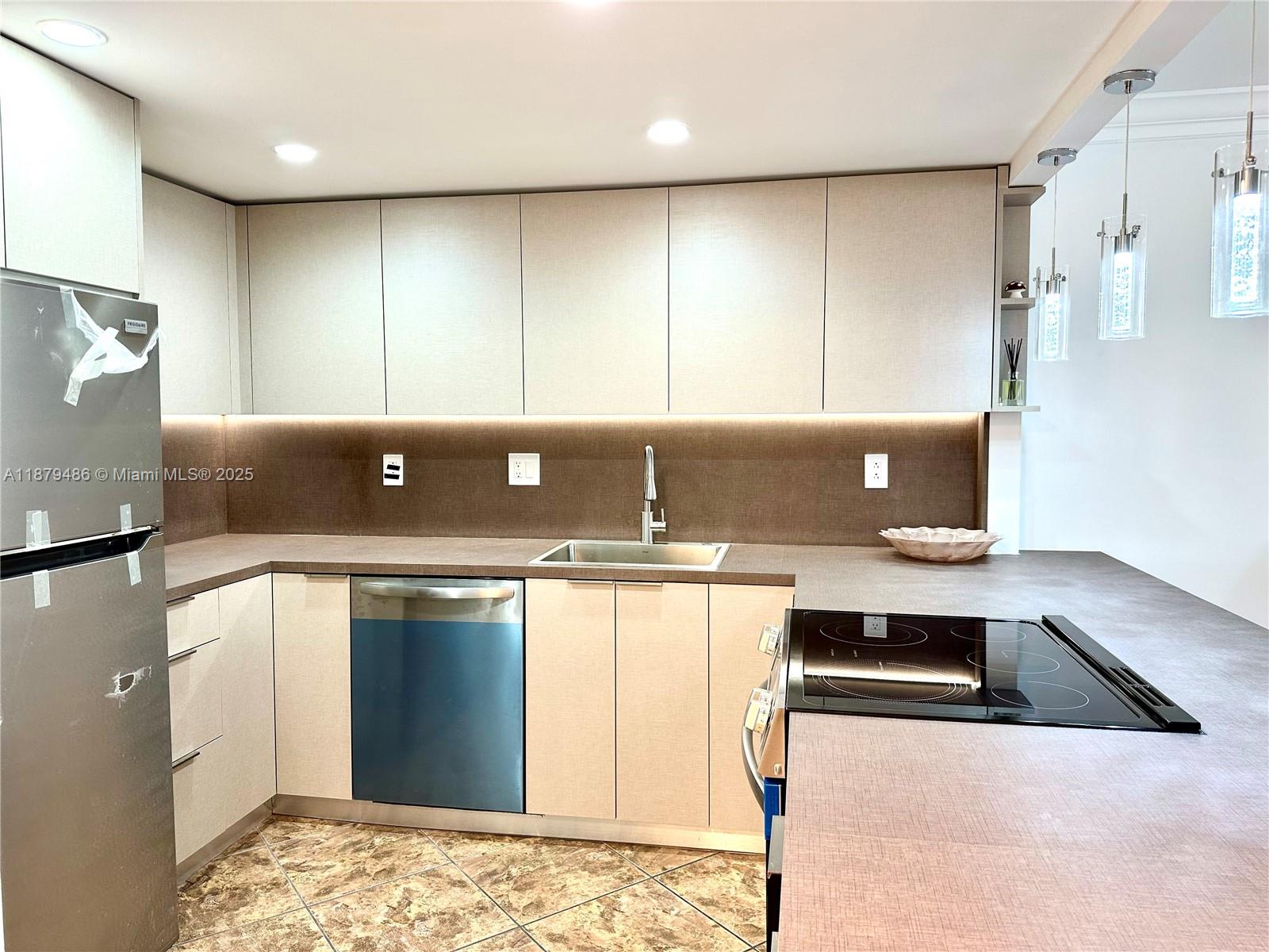 PLAZA TOWERS SOUTH CONDO - Residential Lease