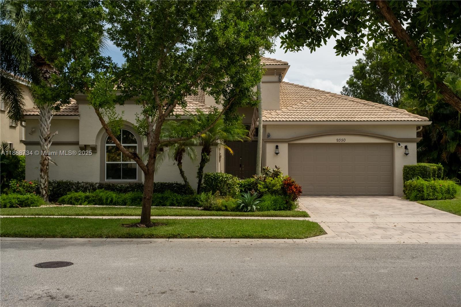Welcome to this stunning single story home with incredible upgrades! Located in the sought after 55+ community
of Buena Vida in the heart of Wellington. The Toscana model is the largest single story model in the community.
This home boasts 12 ft high ceilings along with 3 spacious bedrooms and an office that could be easily converted
into a bedroom space. Master bedroom has a beautiful sitting area with large windows that look out to a lake view.
Many upgrades include: New Kitchen 2024, 2 new A/C units 2021, accordion shutters 2021, gutters 2021, Newly
fenced in yard 2022.